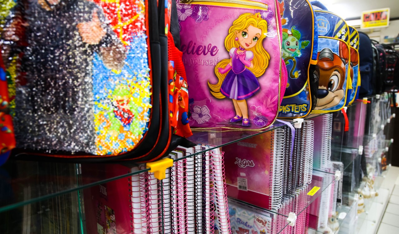 mochilas escolares em uma prateleira